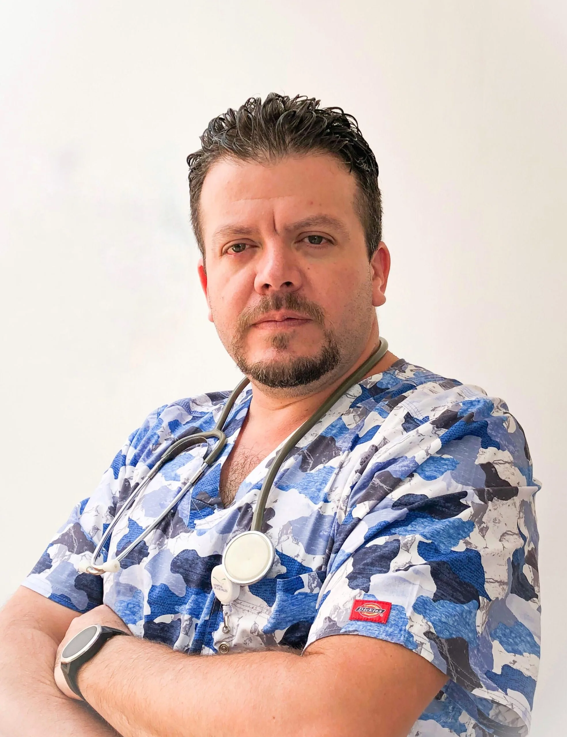 Foto profesional del Dr. Denis Sánchez, ginecólogo en Quito, especialista en ecografía y cirugía láser