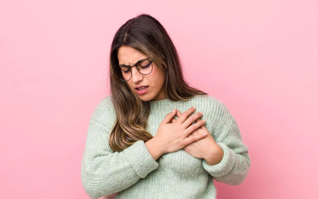 Mujer con dolor en el seno por mastitis granulomatosa