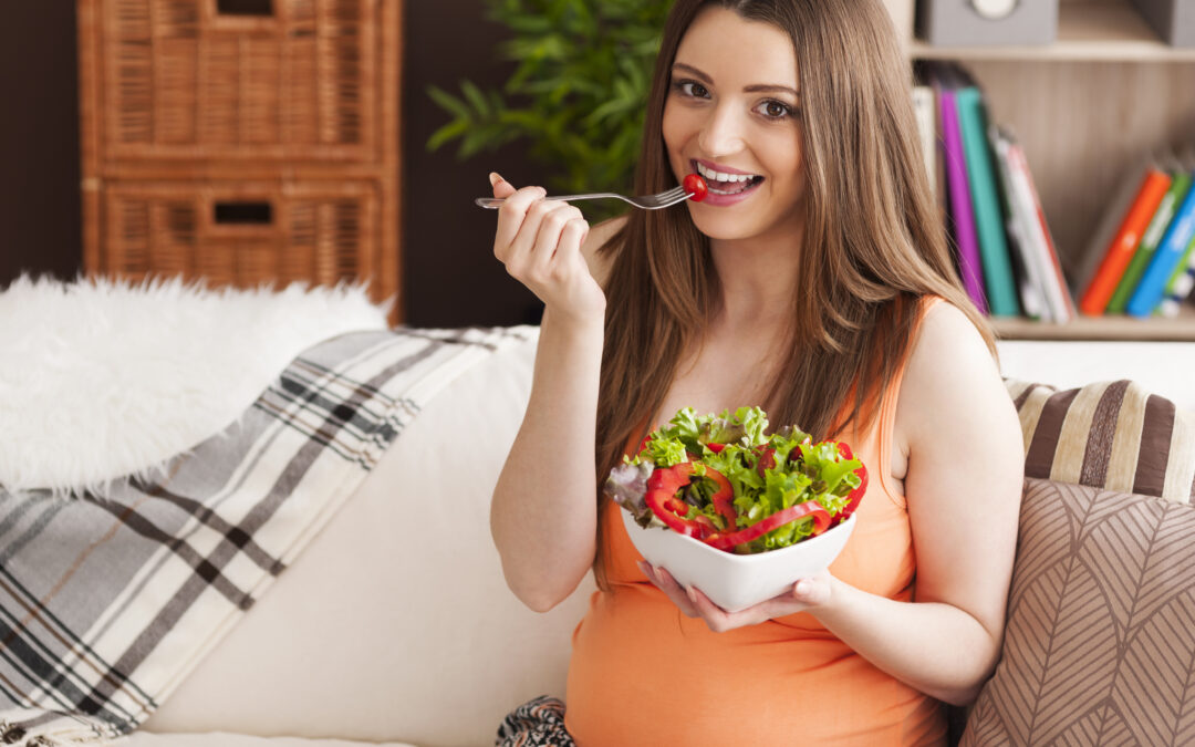Mujer embarazada comiendo saludable en Quito