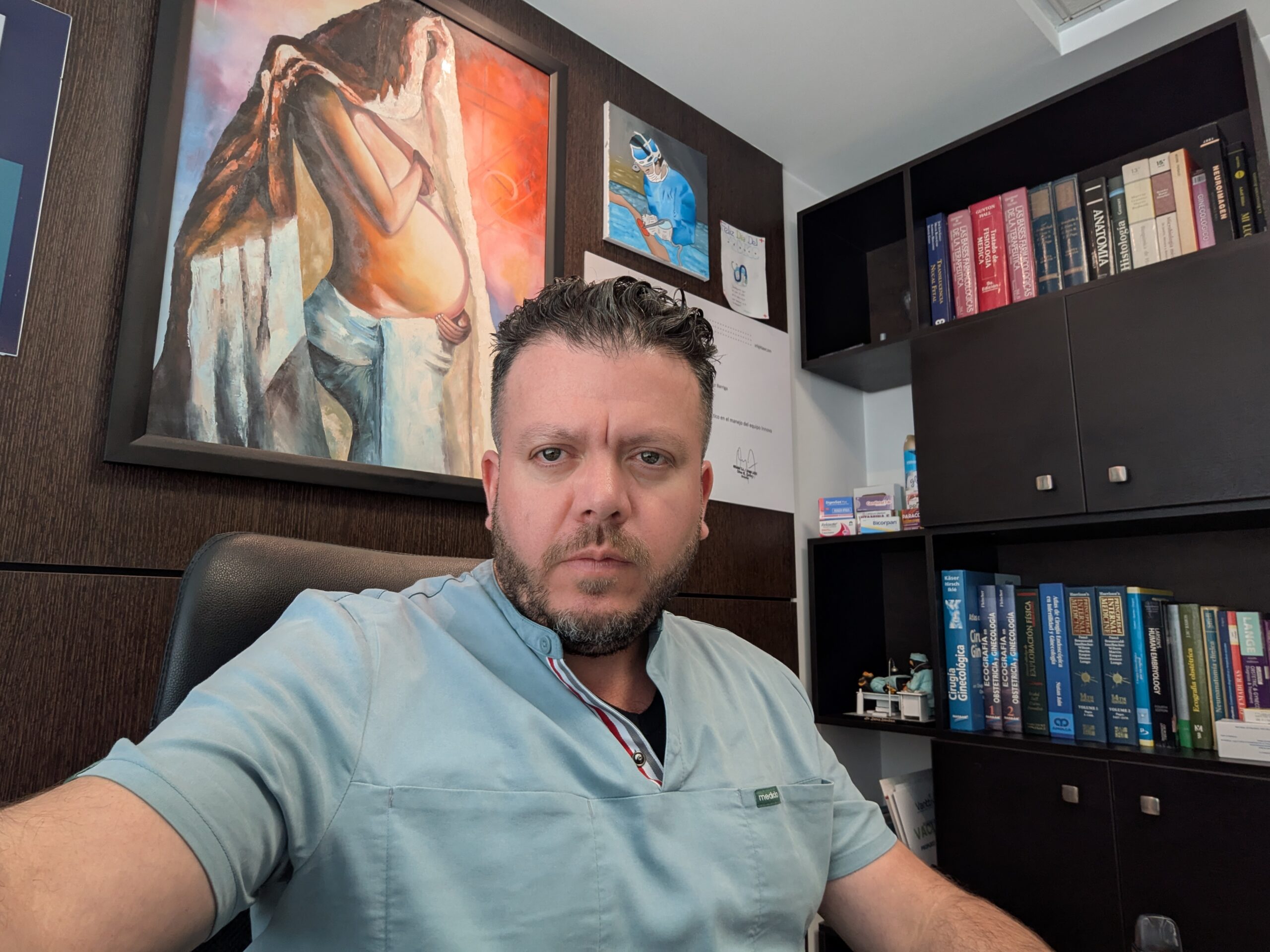 Dr. Denis Sánchez, ginecólogo en Quito, en su consultorio presentando noticias y avances en salud femenina.