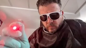 Dr. Denis Sánchez, ginecólogo en Quito con rayo láser para labioplastia, VPH, Molusco Contagioso