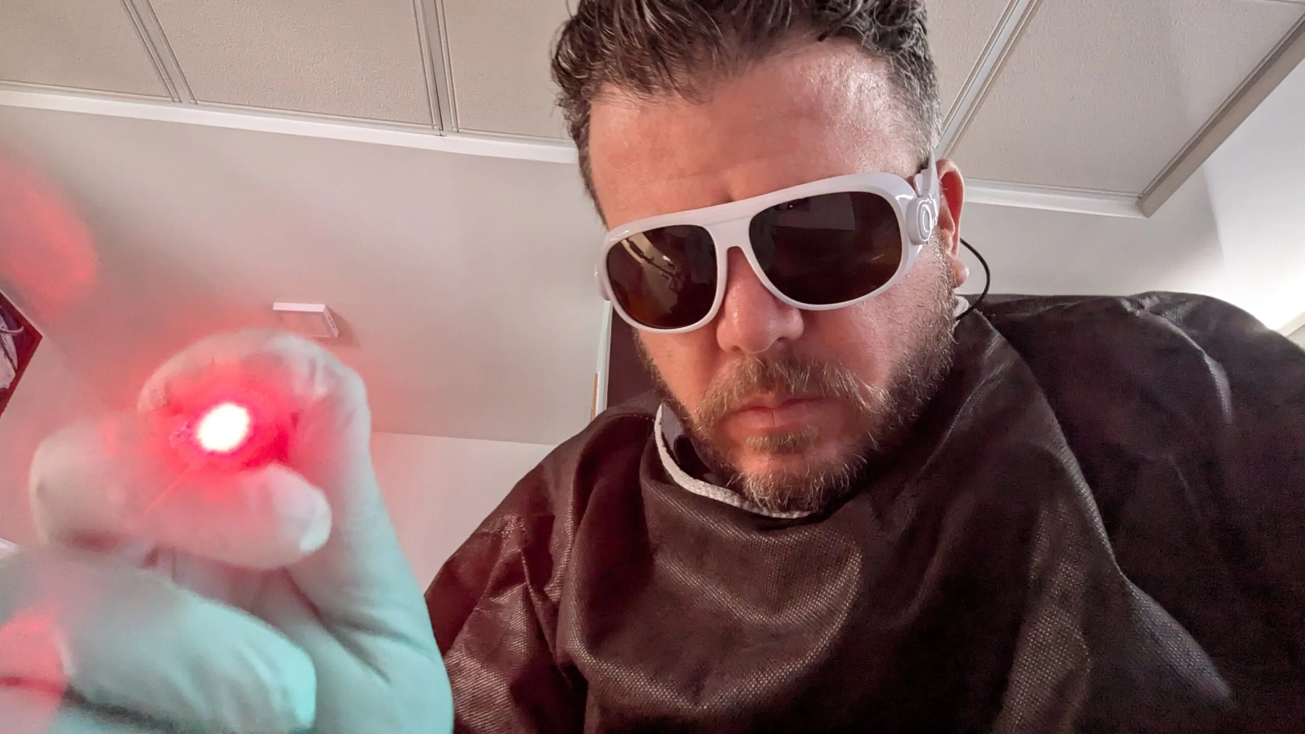 Dr. Denis Sánchez, ginecólogo en Quito con rayo láser para labioplastia, VPH, Molusco Contagioso