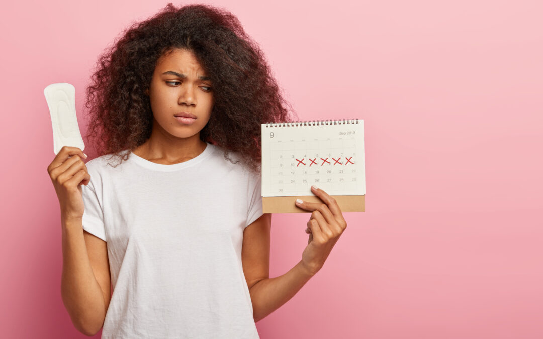mujer está preocupada porque tiene flujo marrón antes de la menstruación en Quito