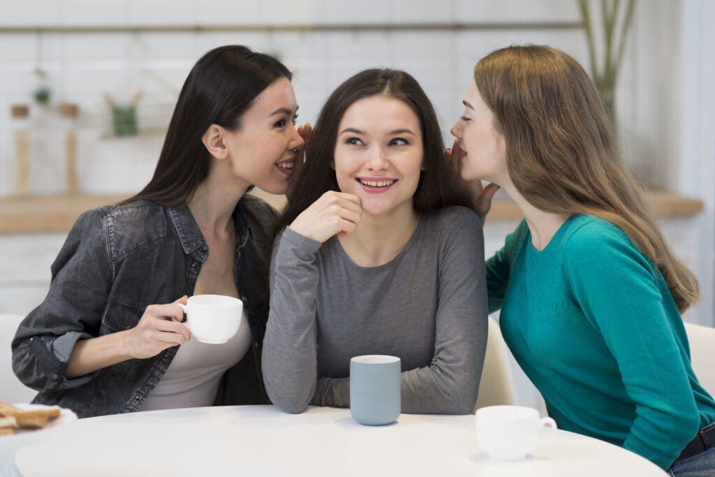 Tres mujeres conversando amigablemente, simbolizando testimonios reales y confianza en la consulta ginecológica del Dr. Denis Sánchez en Quito