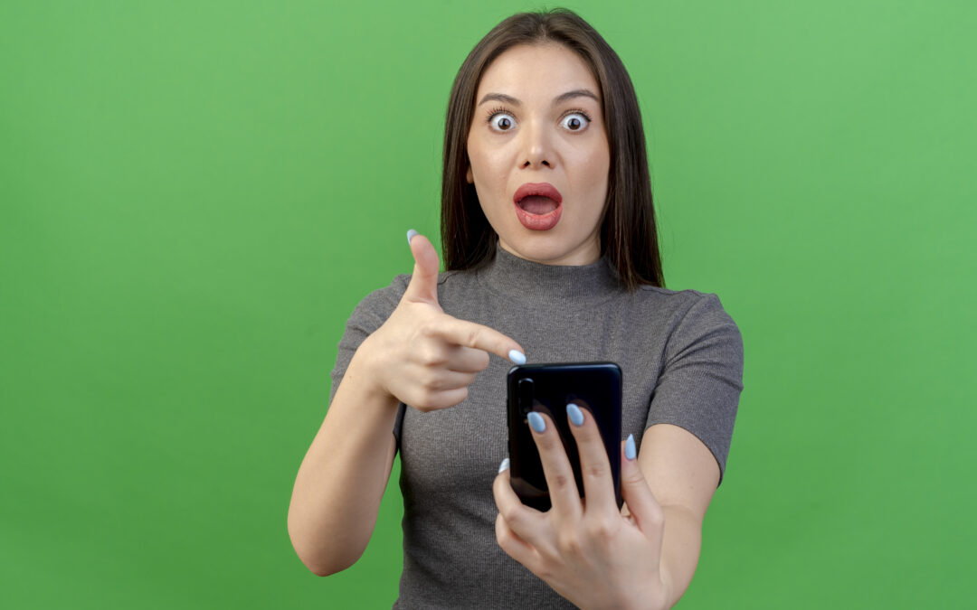 Mujero mira asombrada los consejos de tik tok sobre ginecología y que no tienen fundamento científico