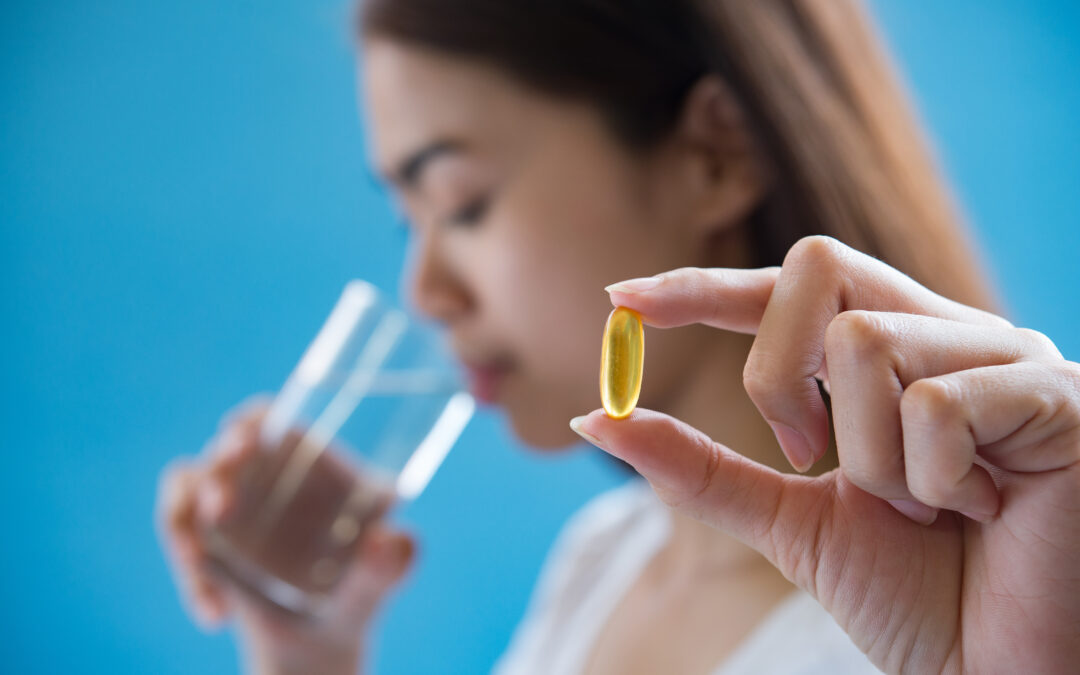 Mujer toma vitamina D en Quito debido a los beneficios en la salud ginecológica