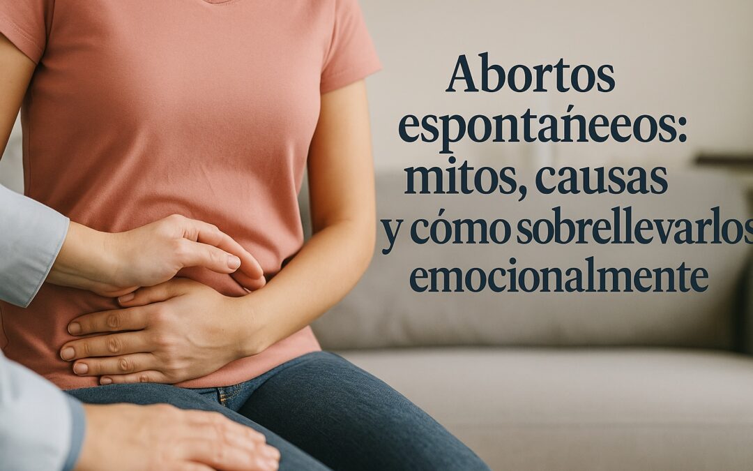 Fotografía de una mujer con la mano sobre su vientre recibiendo apoyo emocional de un profesional de salud en un entorno íntimo.