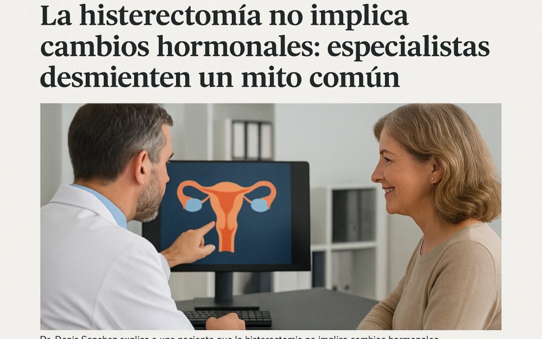 Médico con bata blanca, sin mostrar el rostro, señala un gráfico del útero y ovarios en una pantalla mientras una paciente de mediana edad escucha con atención en un consultorio moderno.