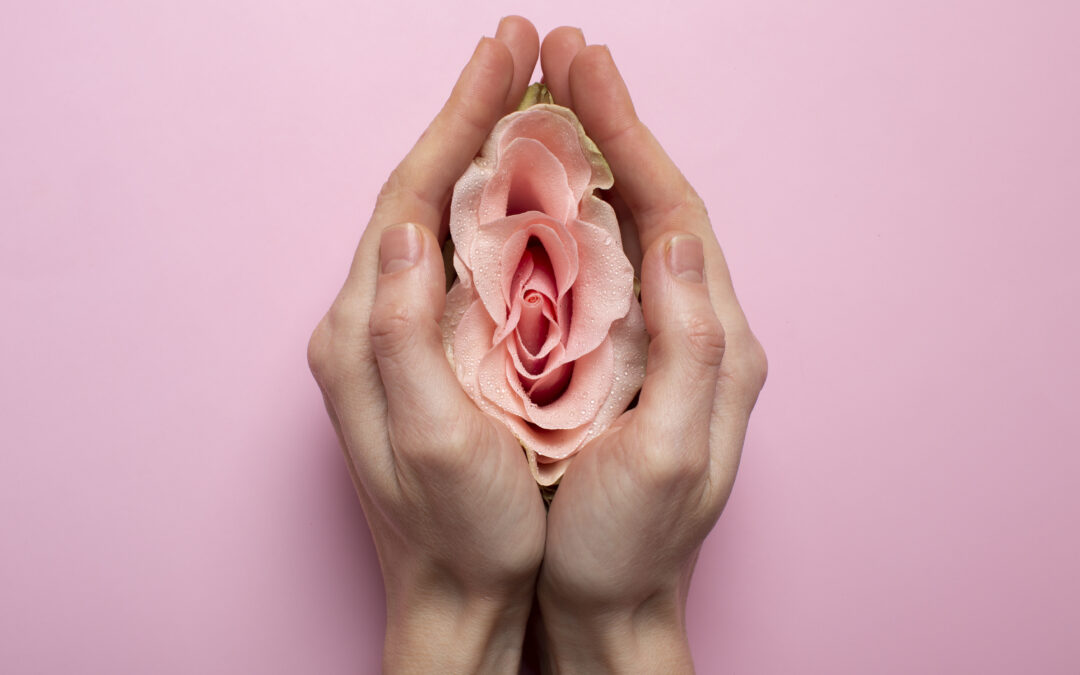Manos de mujer sosteniendo una rosa que simboliza el himen y la reconstrucción íntima con láser