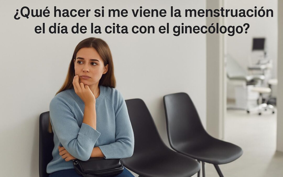 Mujer joven en la sala de espera de un consultorio ginecológico, pensativa porque le vino la menstruación el día de su cita