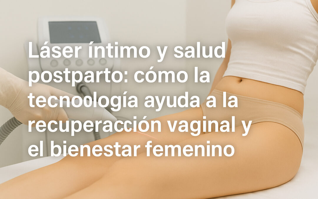 Mujer recostada en consultorio médico mientras un profesional aplica tratamiento con láser íntimo postparto; ambiente cálido, clínico y profesional.