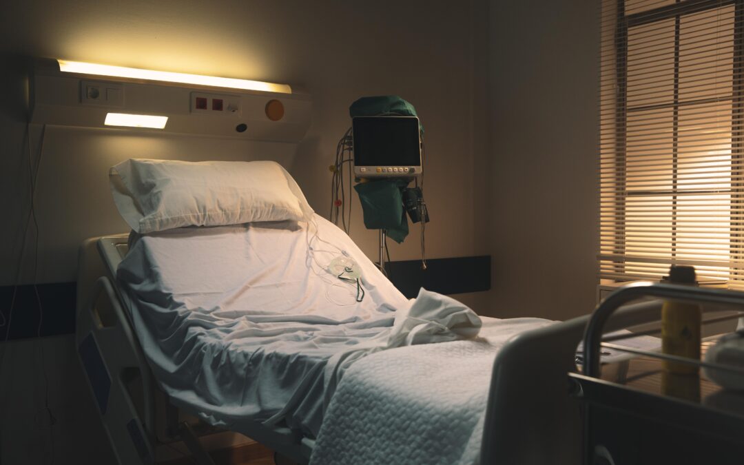 Habitación hospitalaria vacía con cama iluminada por una luz cálida, simbolizando la tragedia neonatal en Guayaquil y la necesidad de fortalecer la seguridad obstétrica en Ecuador.