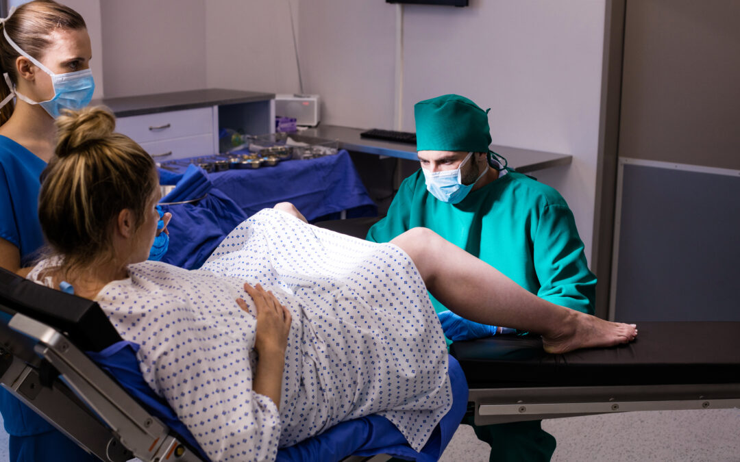 Equipo médico asiste a una mujer en trabajo de parto bajo un enfoque respetado y humanizado en un hospital de Quito.