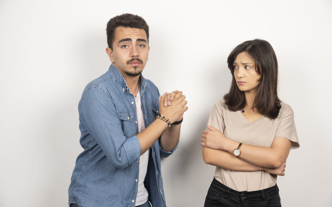 Pareja joven con tensión emocional; el hombre intenta dialogar mientras la mujer muestra desinterés o incomodidad, representando cómo el estrés, las hormonas o el parto pueden afectar el deseo sexual femenino.